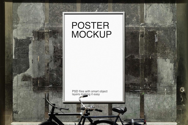 Een postermodel met fiets ervoor