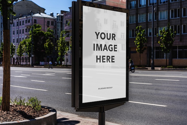 Een reclamebordmodel in de buurt van de weg