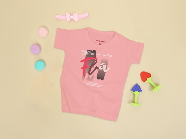 PSD een roze shirt met het woord 'fly' erop