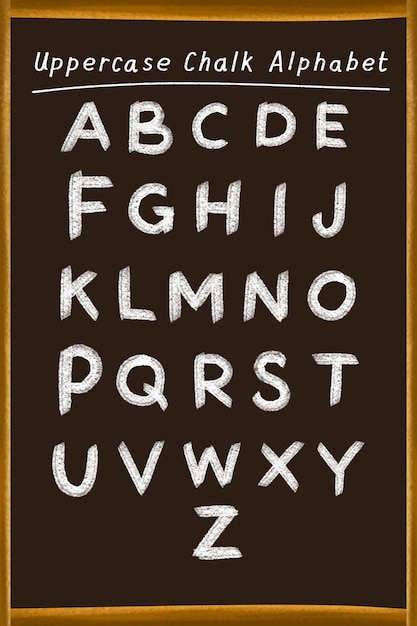 Een set decoratieve hoofdletters met krijt-schrijf-effect op het bord