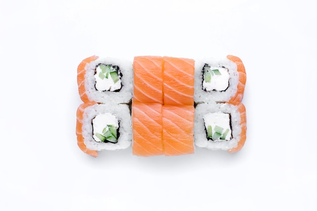 Een set sushi op een witte achtergrond