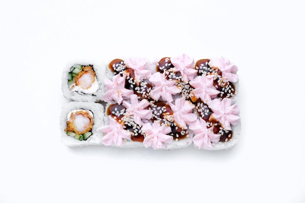 Een sushi met roze en wit glazuur en een roze bloem.