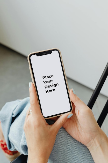 Een vrouw houdt een telefoon vast.