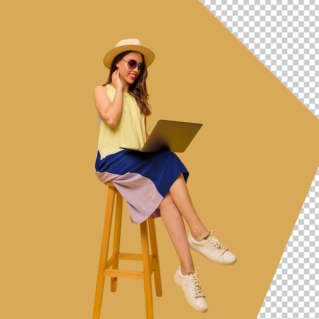 een vrouw zit op een stoel met een laptop en het woord t erop