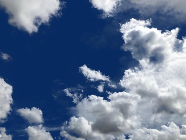 een wolk die in de lucht staat met het woord wolk erop