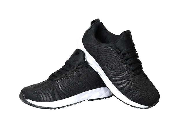 Een zwarte sneaker met een witte zool en een zwarte veter