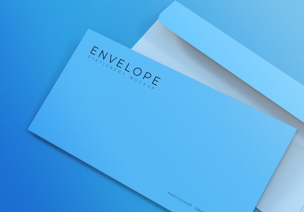 Eenvoudige close-up Office Monarch envelop Mockup Design met lichtblauwe achtergrond