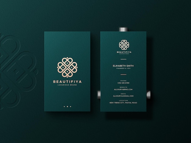 Elegante biglietto da visita mockup con logo tipografico sullo sfondo