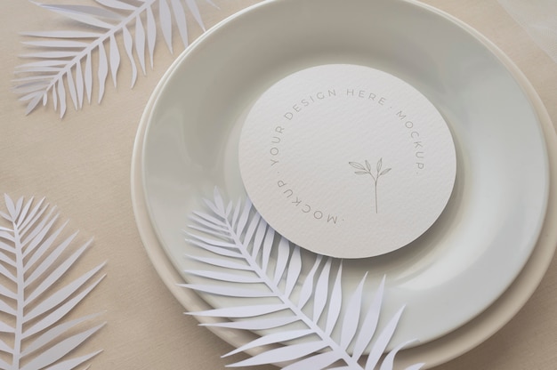 Elegant servies arrangement met ronde mock-up kaart