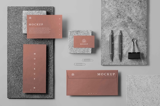 PSD elegante mockup di cancelleria su tavola di pietra