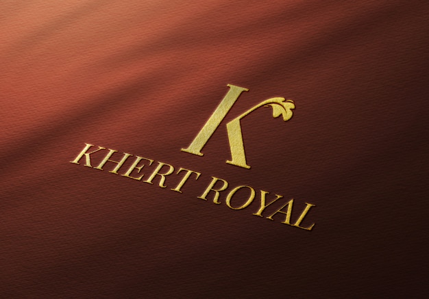 Elegante gouden logo mockup op rode stof