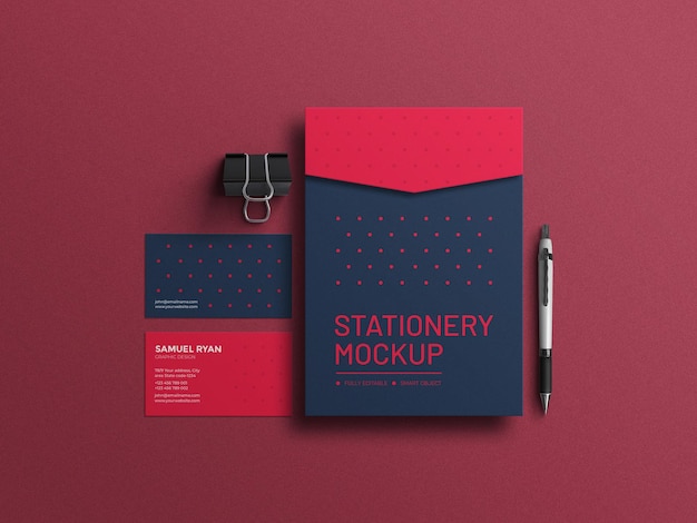 Elegante rode a4-envelop met mockup voor visitekaartjes