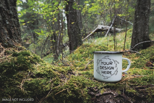 PSD emaille witte mok in het bemoste houtmodel trekking-merchandise en kampeeruitrusting marketingfoto wildwood-voorraadfoto met witmetalen kop rustiek tafereel productmodelsjabloon lifestyle buitenshuis