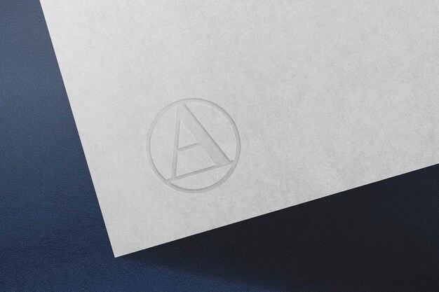 PSD emboss logo mockup op witboek textuur achtergrond