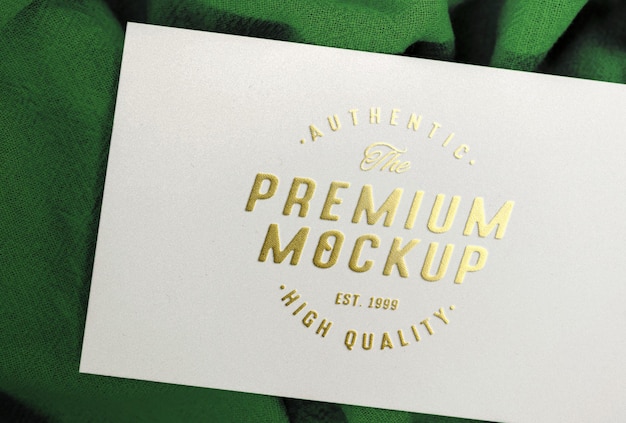 PSD mockup con logo in lamina d'oro goffrato