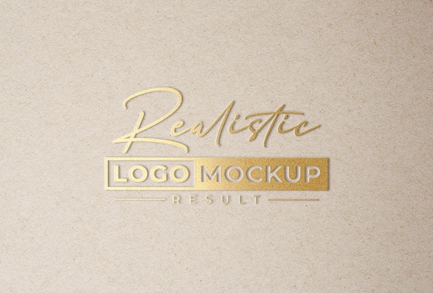 Mockup con logo dorato in rilievo su carta kraft