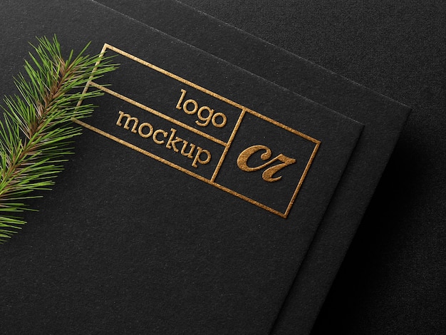 Mockup logo oro goffrato su carta nera di lusso