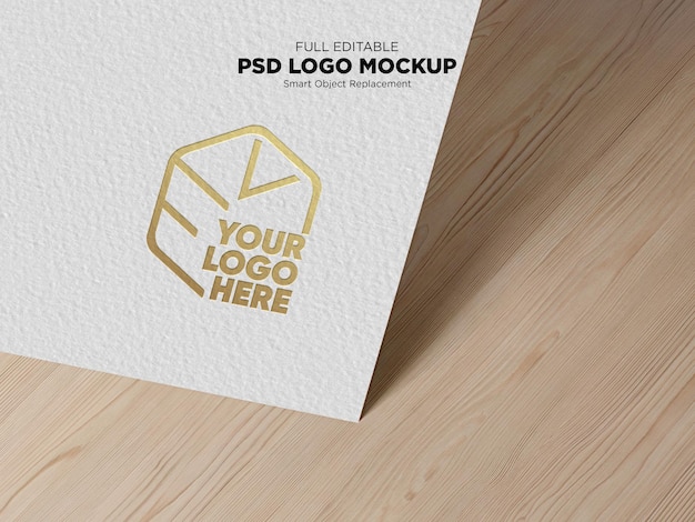 Mockup logo dorato in rilievo su carta