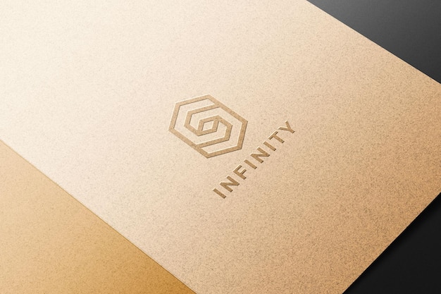 Mockup logo in rilievo su carta kraft