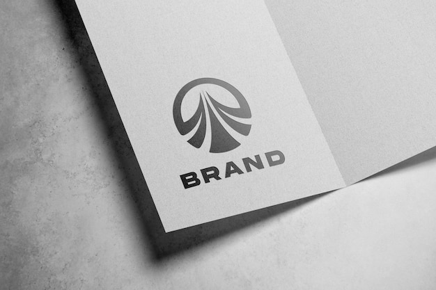 Mockup logo in rilievo su carta kraft