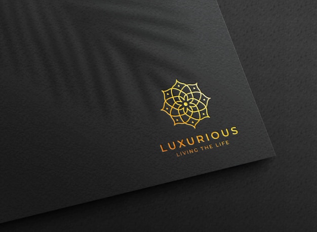 Mockup con logo in lamina d'oro di lusso in rilievo