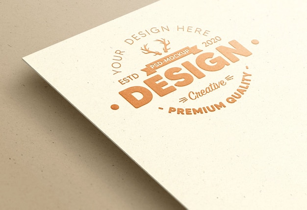 PSD logo mockup in rilievo su carta bianca con lamina di bronzo