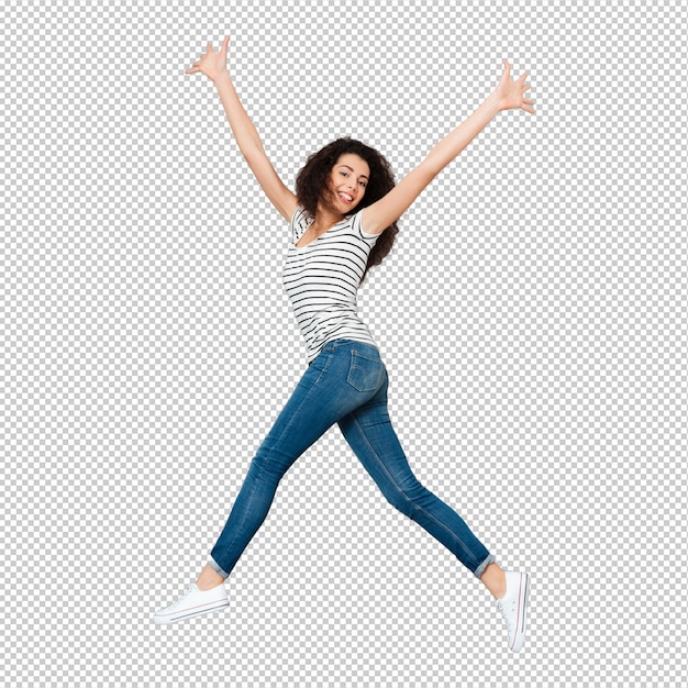 Energische vrouw in de twintig in gestreepte T-shirt en spijkerbroek die met handen springt en in de lucht over grijs gooit.