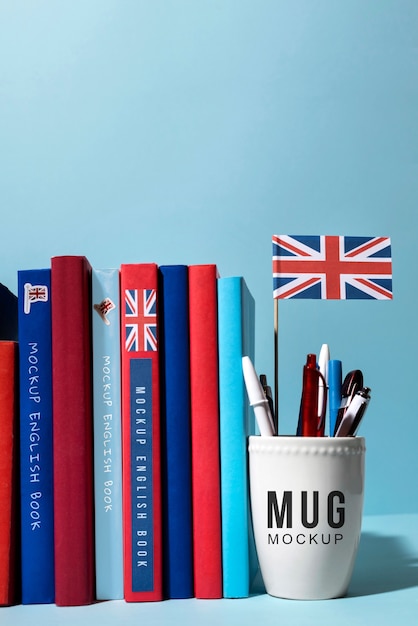 PSD mock-up del libro di apprendimento dell'inglese con cancelleria