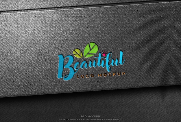 Mockup con logo stampato inciso su pelle