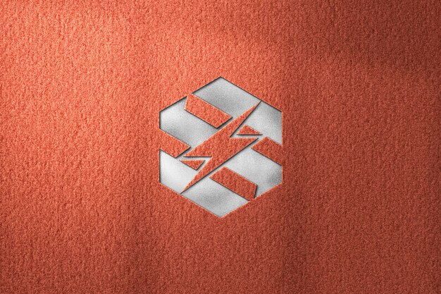 Mockup con logo argento in grassetto effetto incisione su sfondo di struttura di carta con ombra