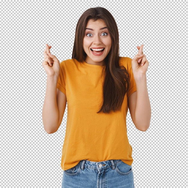 Enthousiaste opgewonden aantrekkelijke vrouw in geel T-shirt houden vingers gekruist en glimlachen met verwachting in de ogen geloven dat dromen uitkomen wens maken anticiperen op belangrijke resultaten hoopvol