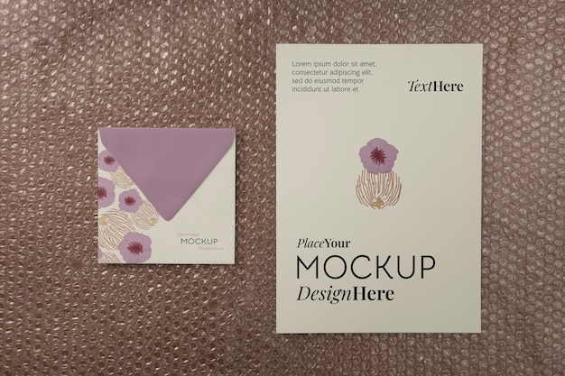 PSD envelop briefpapier mock-up met noppenfolie achtergrond