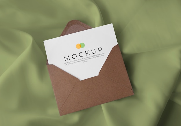 Busta con carta su sfondo tessuto mockup