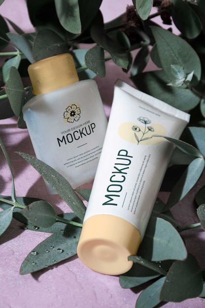 PSD sfondo di eucalipto con mock-up di prodotti per la cura della pelle e di bellezza