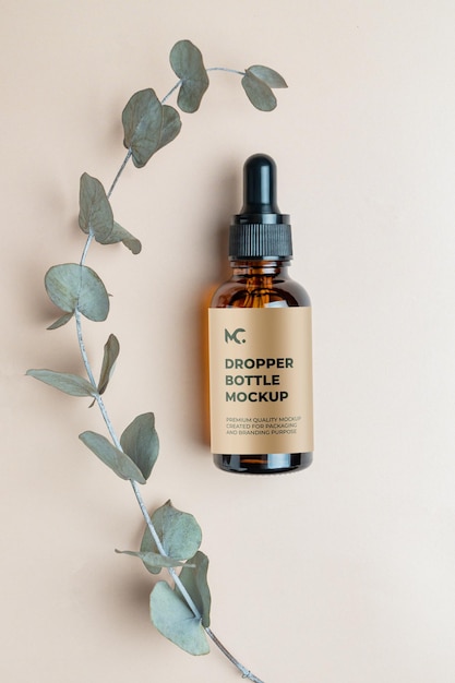 Eukaliptusowy olejek eteryczny z liści eukaliptusa na beżowym tle Naturalne organiczne produkty kosmetyczne Roślina lecznicza Naturalne serum Płaski widok z góry