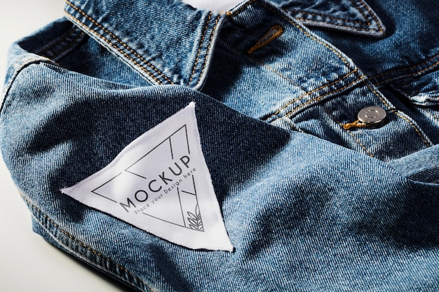 PSD mock-up di patch per abbigliamento in tessuto su materiale denim