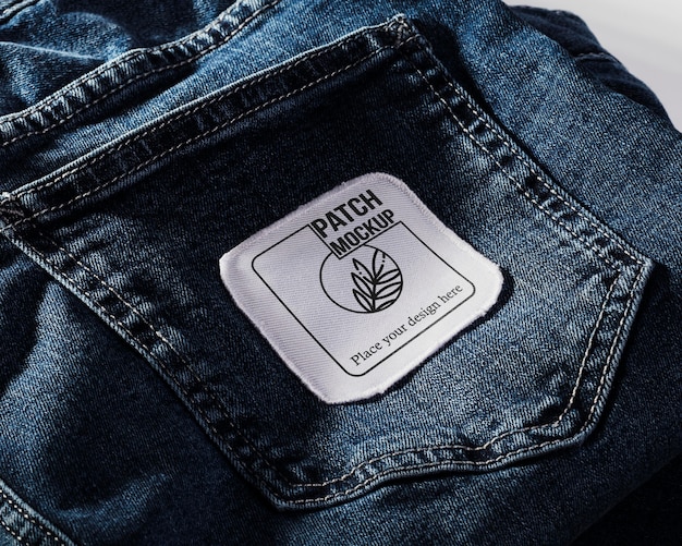 PSD mock-up di patch per abbigliamento in tessuto su denim