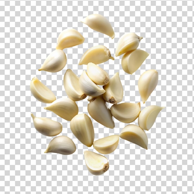 PSD spicchi di aglio sbucciati che cadono isolati su uno sfondo trasparente