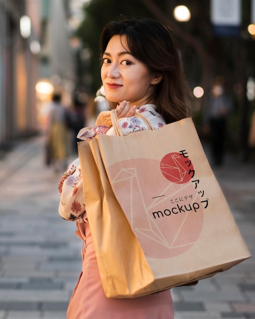 Donna che cammina all'aperto con la borsa della spesa