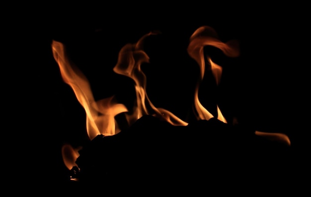背景が少ない火のカットアウト 火の効果とバーbqの燃焼