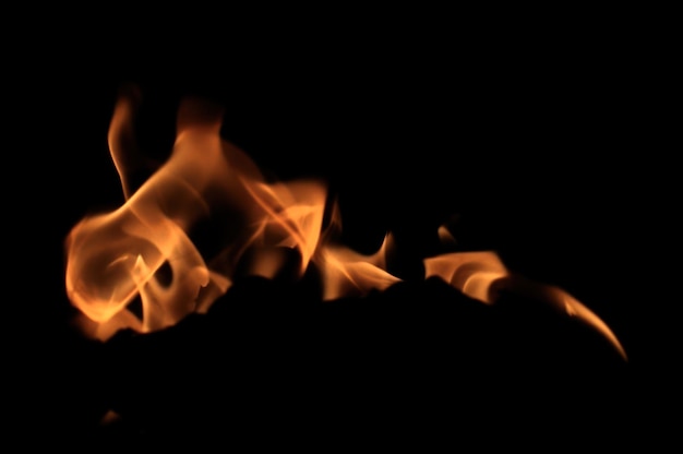 背景が少ない火のカットアウト 火の効果とバーBQの燃焼