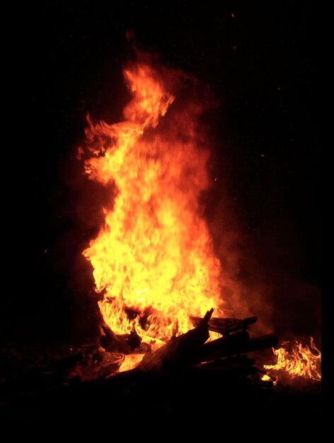 Ritaglio fuoco con sfondo senza effetto fuoco e bruciatura bar bq