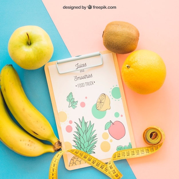 PSD mockup di fitness con appunti e frutta