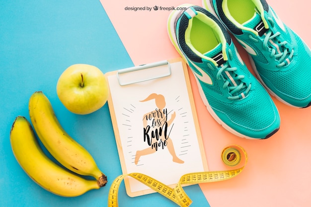 Mockup di fitness con appunti, scarpe e banana