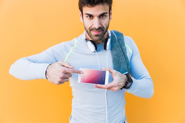 Modello di fitness con uomo che mostra smartphone