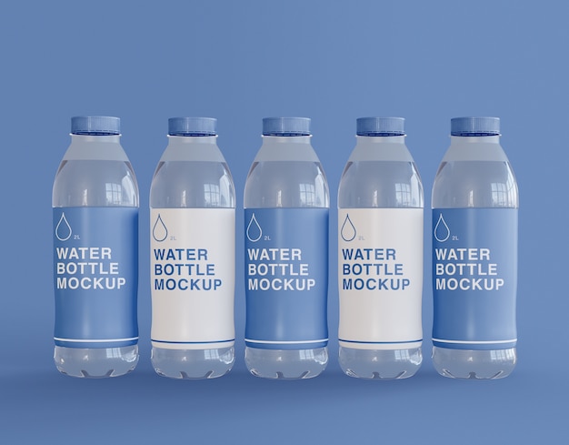 Cinque bottiglie d'acqua in plastica mockup