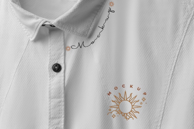 Плоский вышитый логотип на белой рубашке