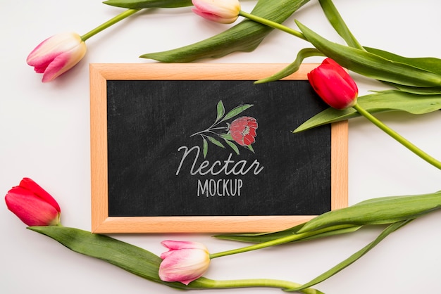 PSD flat lay flowers on blackboard