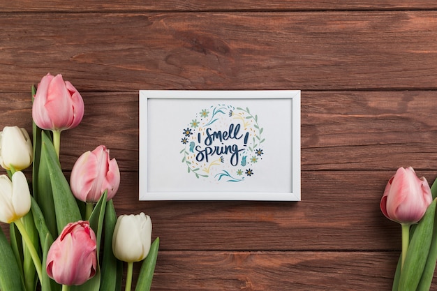 PSD mockup di telaio piatto lay con il concetto di primavera