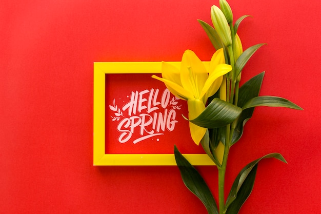 PSD mockup di telaio piatto laici con fiori di primavera